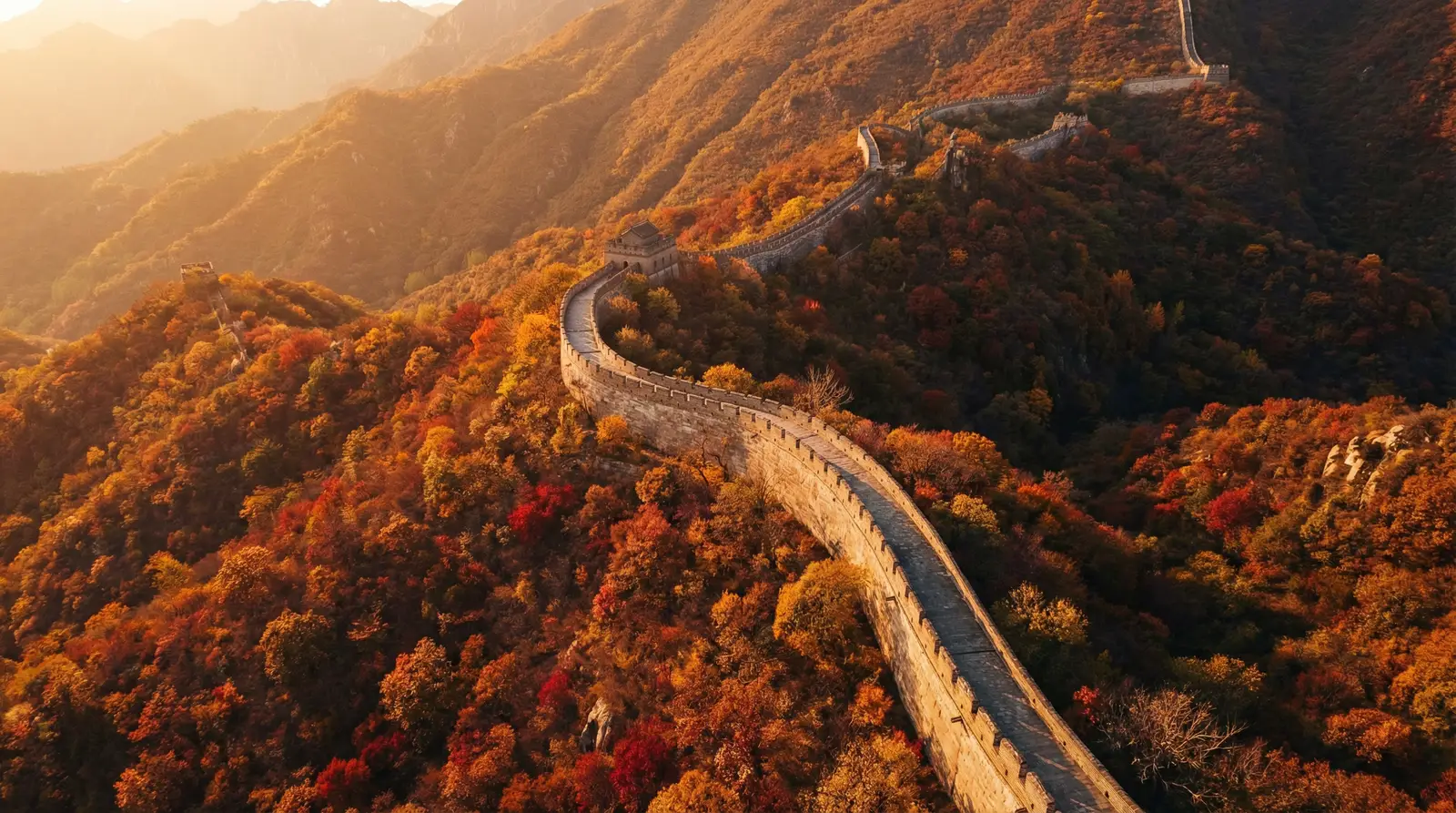 漂亮的小峓子完整版在 秋日长城航拍全景